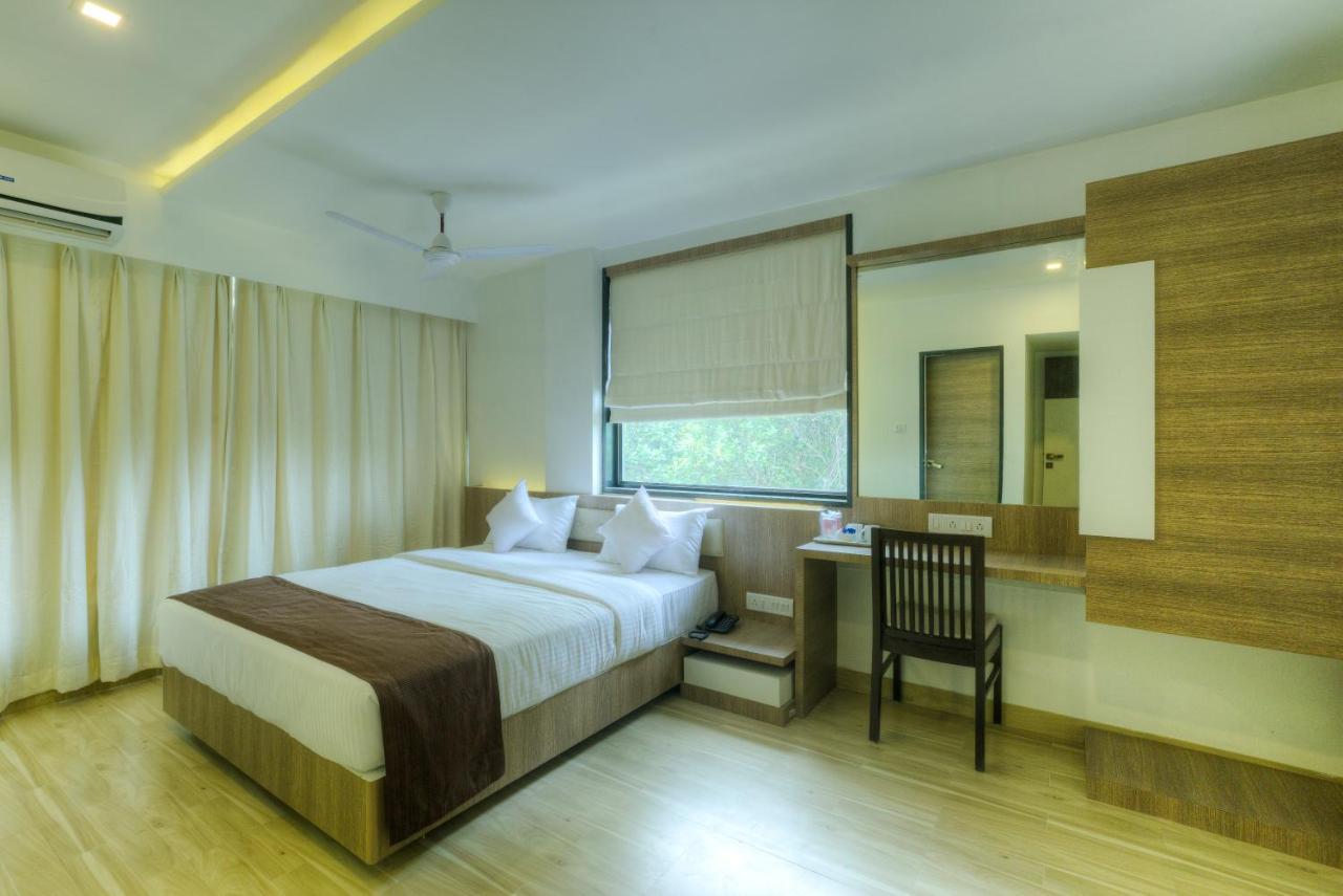 Crown Inn Panvel Exterior foto
